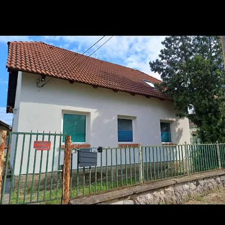 Zsanetts House
